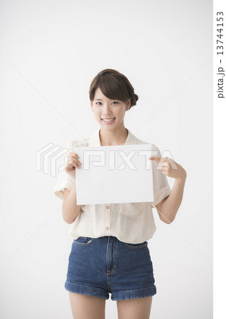 白ボードを持つ女性 13744153