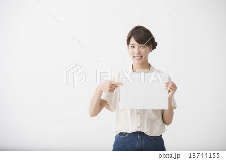 白ボードを持つ女性 13744155