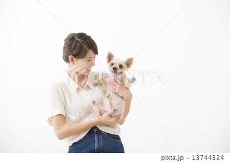 犬を抱えた女性の写真素材