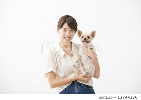 犬を抱えた女性の写真素材