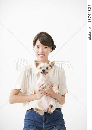 犬を抱えた女性の写真素材