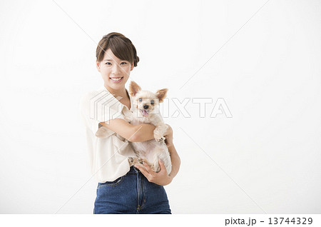 犬を抱えた女性の写真素材