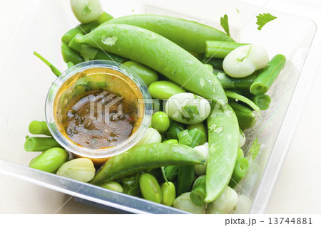 legume salad with dressing 13744881