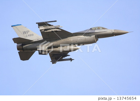 晴れ渡った冬空を背景に飛行する在韓米空軍のF-16Cファイティングファルコン戦闘機 晴れ渡った冬空を背景に飛行する在韓米空軍のF-16Cファイティングファルコン戦闘機 13745654