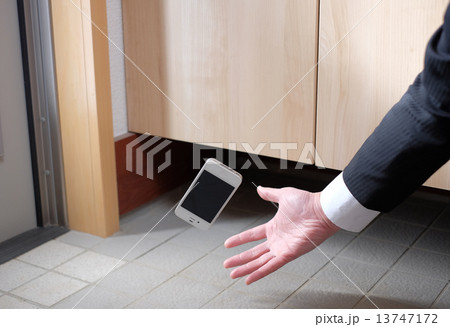 落下するスマフォ 13747172