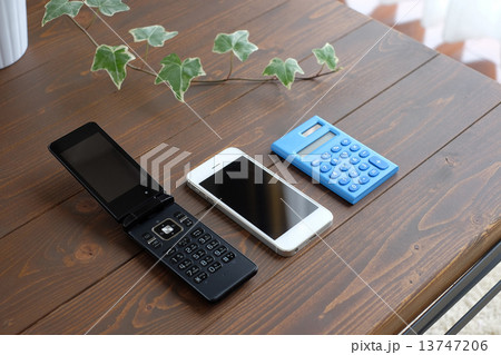 スマフォとガラケー スマフォとガラケー 13747206