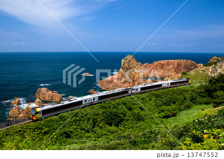 五能線・西津軽の海岸線を行くリゾートしらかみ号(くまげら編成) 五能線・西津軽の海岸線を行くリゾートしらかみ号(くまげら編成) 13747552