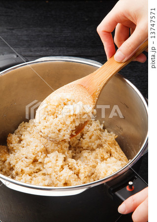 圧力鍋で炊き上がった玄米ご飯 13747571