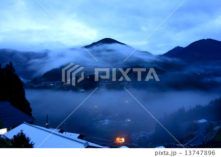 落合集落の夜明け 13747896