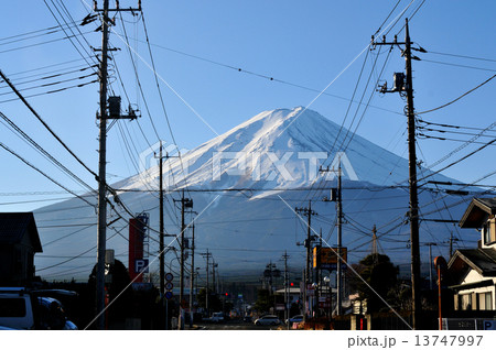 富士山と町並み 13747997
