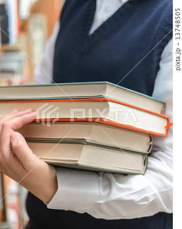 高校生と本 13748505