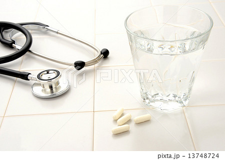 ダイエットイメージ―サプリメントと水と聴診器 13748724
