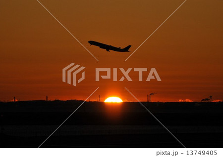 朝日と飛行機 13749405
