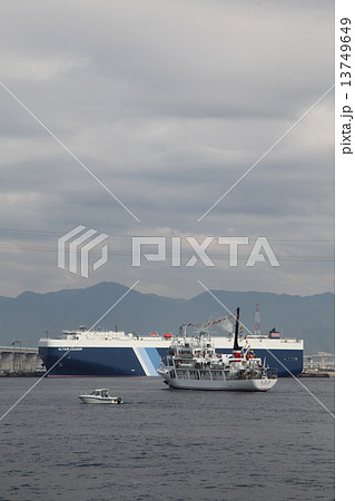 広島港　練習船広島丸と自動車運搬船 13749649