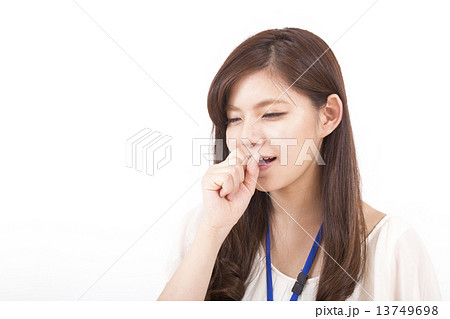 咳をする女性 咳をする女性 13749698