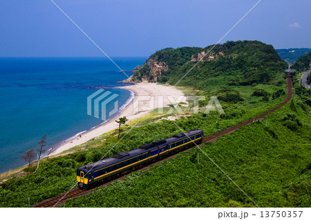 山陰本線・石見の海岸線をゆくキハ187系特急「スーパーまつかぜ」 13750357
