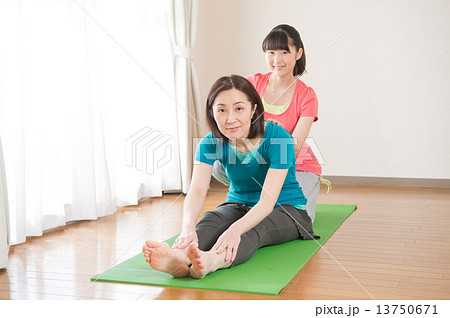 ストレッチをする女性たち 13750671