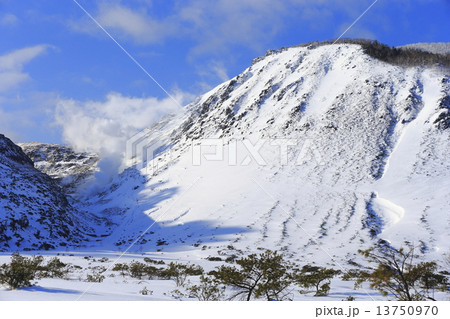 川湯温泉の硫黄山 川湯温泉の硫黄山 13750970