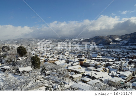 雪化粧した上山市 13751174