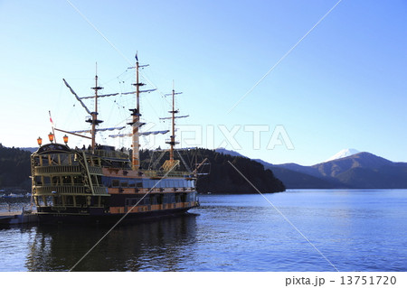 芦ノ湖から見た富士山と海賊船 13751720