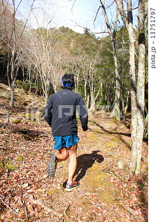 トレイルランニング 13751797