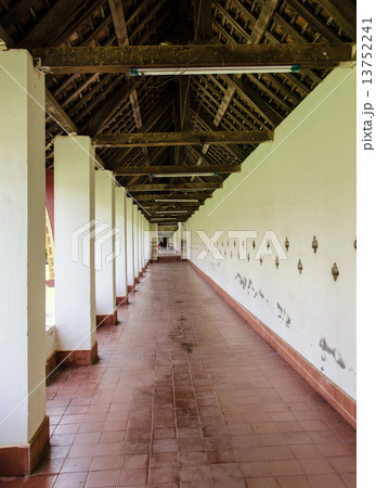 walk way. walk way. 13752241