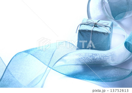 ギフトボックスとリボン　白色背景 13752613
