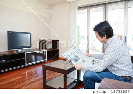 新聞を読む男性　シニア　ミドル 13752637
