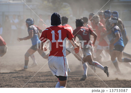 砂埃の高校ラグビーの試合 13753087