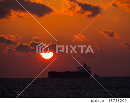 タンカーと夕陽 13753206