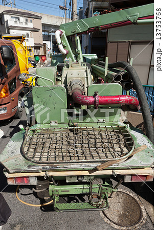 宅建設　ミキサー車からポンプ車への生コンの注入 13753768
