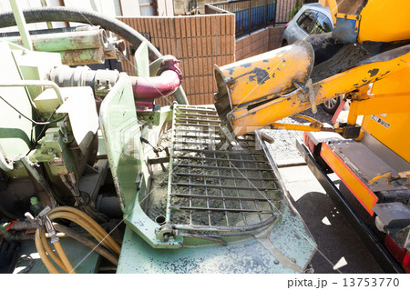住宅建設 ミキサー車からポンプ車への生コンの注入 住宅建設 ミキサー車からポンプ車への生コンの注入 13753770