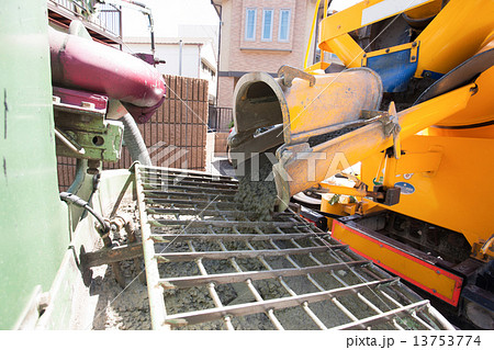 宅建設 ミキサー車からポンプ車への生コンの注入 宅建設 ミキサー車からポンプ車への生コンの注入 13753774