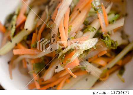 セロリとにんじんの炒め物 13754375