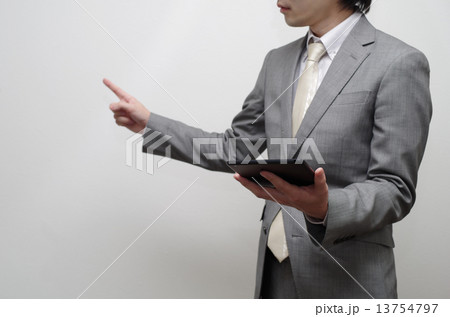 ビジネスイメージ　オススメ　顔なし　指さし 13754797