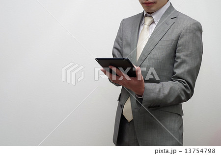 タブレットをいじるビジネスマン 13754798