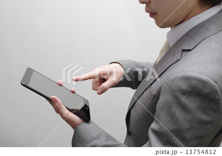 タブレットをいじるビジネスマン　真横俯瞰 13754812