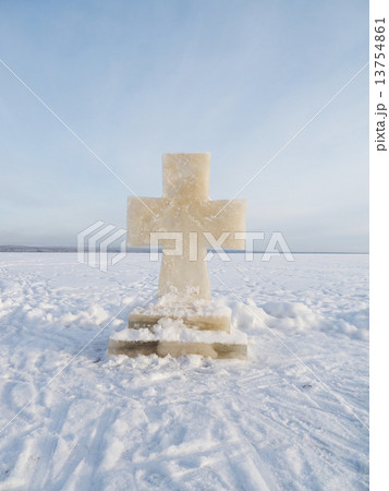 Cross ice on the lake in winter 13754861