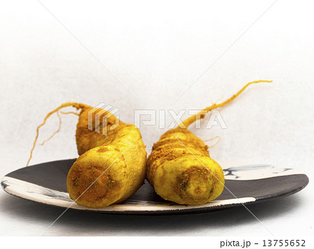 丸ごとたくあん（２本正面から、白バック）の写真素材 [13755652] - PIXTA