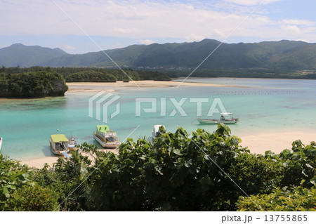 沖縄　石垣島の世界有数の透明度を誇る川平湾３ 13755865