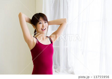朝日を浴びる女性 朝日を浴びる女性 13755956