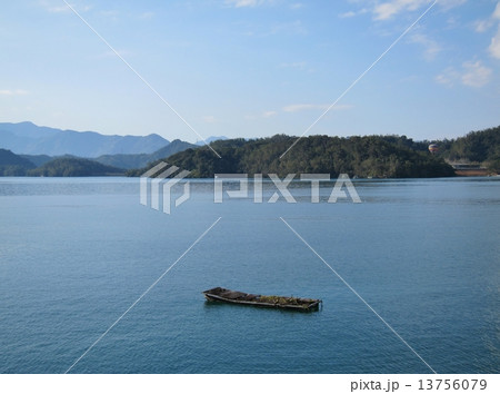 台湾　南投県　日月潭 (にちげつたん)　ラル島付近 13756079
