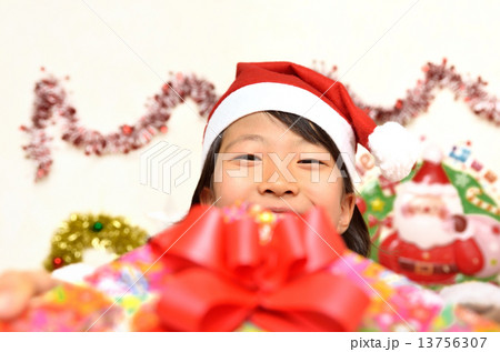 サンタクロース衣装の女の子 サンタクロース衣装の女の子 13756307