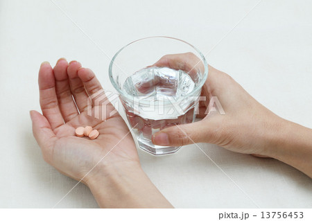 薬を飲む 薬を飲む 13756453