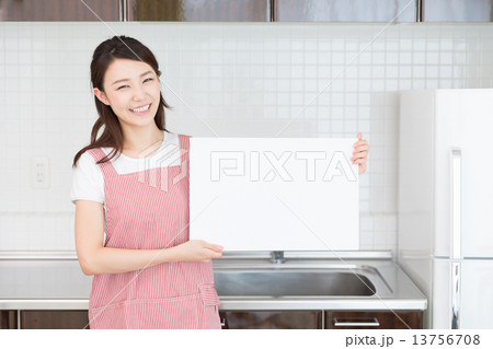 エプロン姿の女性 ホワイトボード エプロン姿の女性 ホワイトボード 13756708