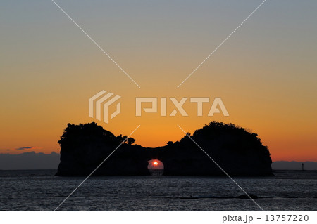 円月島に沈む夕日 13757220