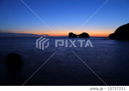夕暮れの円月島 夕暮れの円月島 13757221