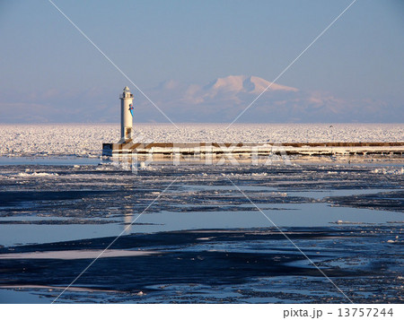 オホーツク海の流氷 13757244