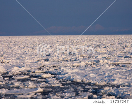 オホーツク海の流氷 13757247