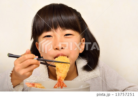 天ぷらうどんを食べる女の子 天ぷらうどんを食べる女の子 13757251